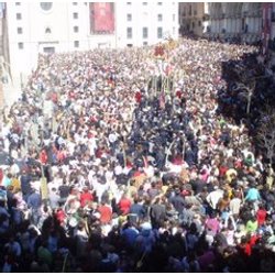 Los socialistas de Cuenca abandonan una procesión ante el uso de lazos blancos por los populares